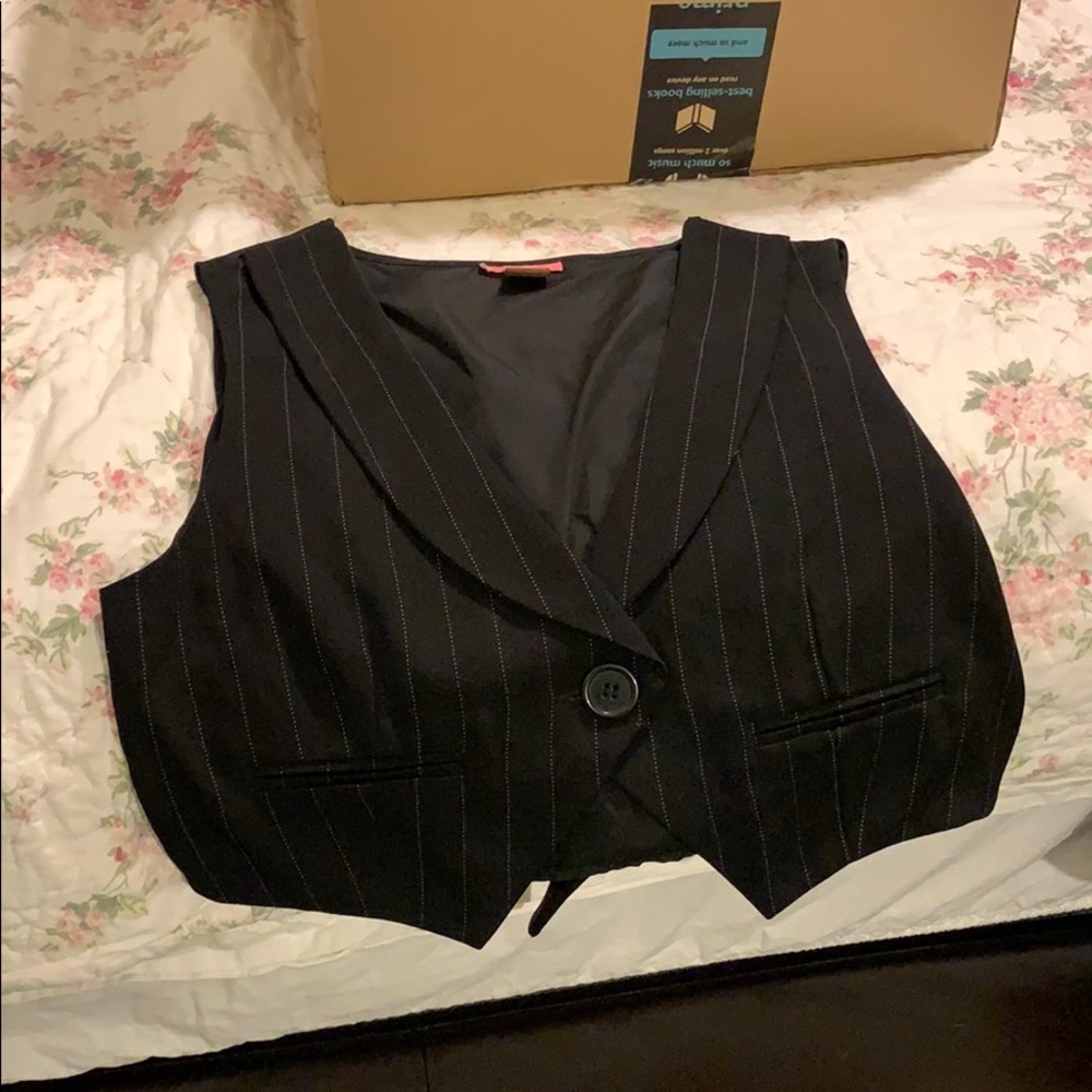 Black cropped vest